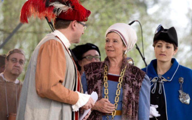 Jubiläumsfeier 600 Jahre Hünenberg Zwei Personen in mittelalterlichen Gewändern.