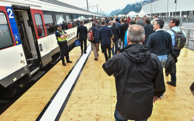 Eröffnungsfest Gotthard-Basistunnel Gäste steigen aus den Extrazügen in Erstfeld.