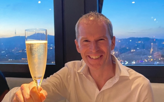 Oliver Furrer Oliver Furrer mit erhobenen Prosecco-Glas zum Anstossen auf das 15-Jahr-Jubiläum