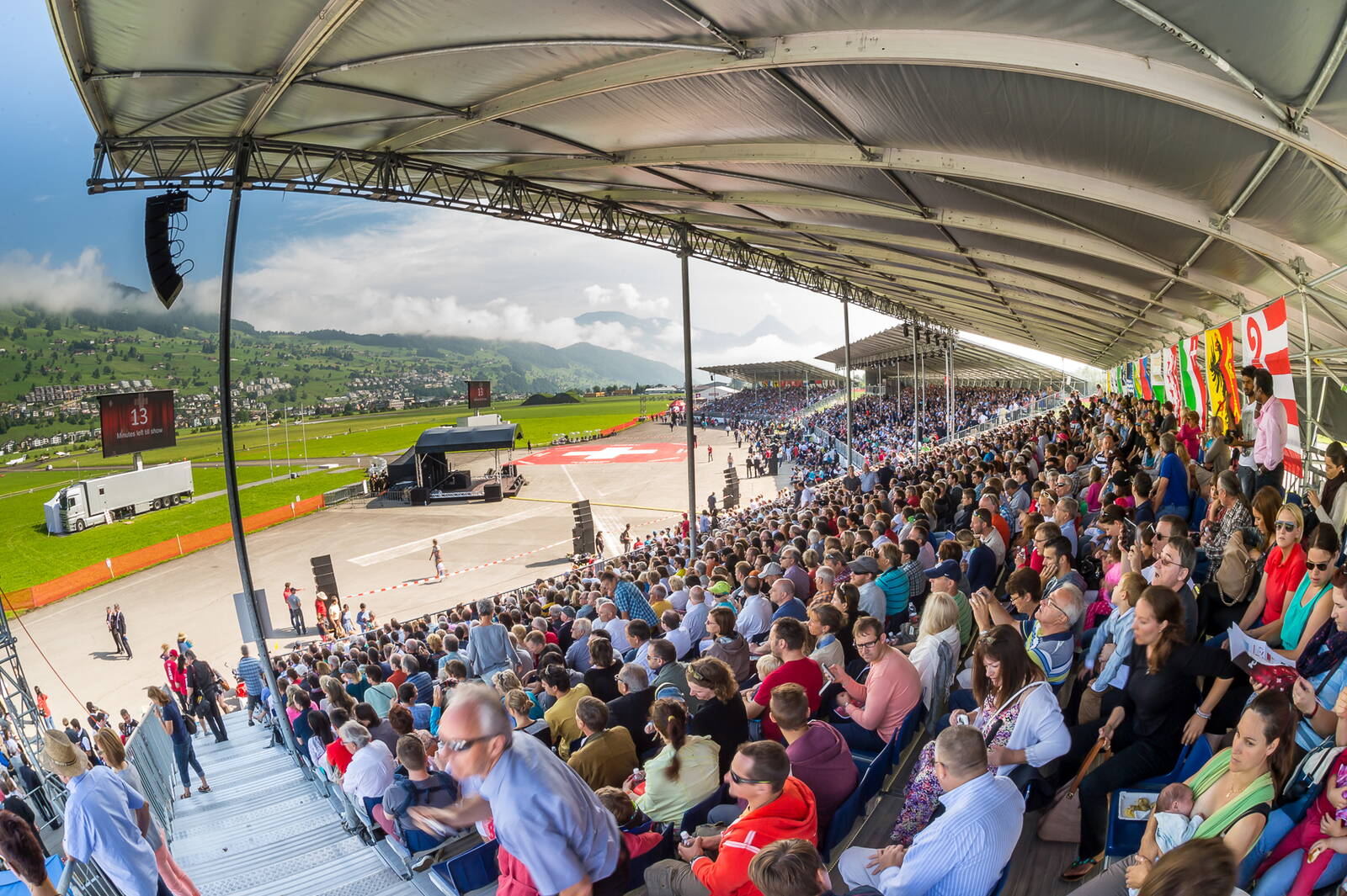 Grossanlass Rollout PC-24 Tribüne mit Gästen auf dem Flugplatz in Buochs.