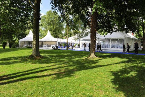 Kundenanlass zum 50 Jahr Jubiläum Zeltdorf mit Sonnenschein am Sempachersee.
