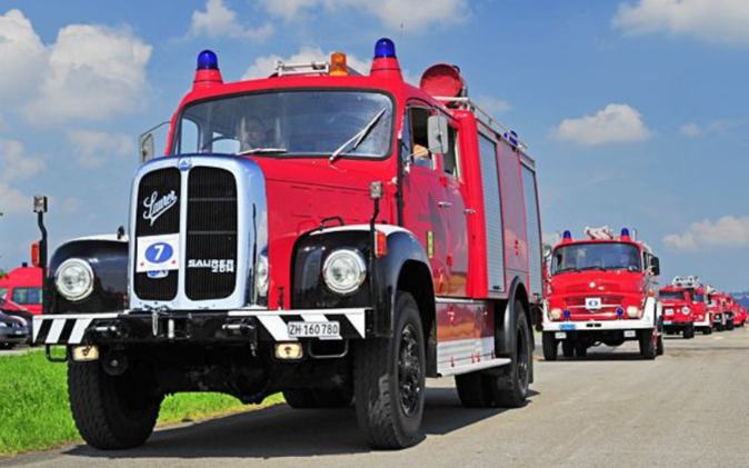 Öffentlicher Anlass der Gebäudeversicherung Luzern Altes Feuerwehrauto.