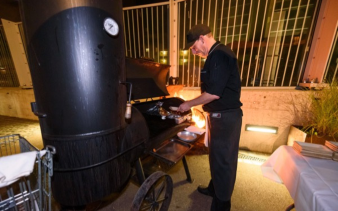 Grosser Grill mit Grilleur