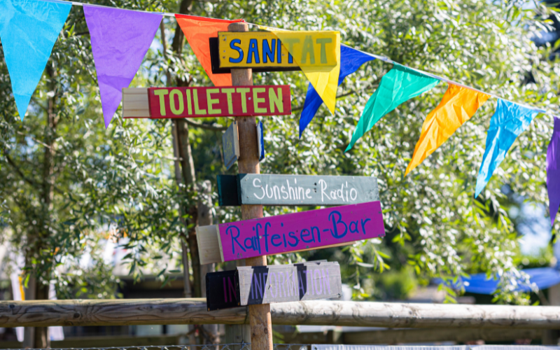 Wegweiser und Wimpelketten am Festival