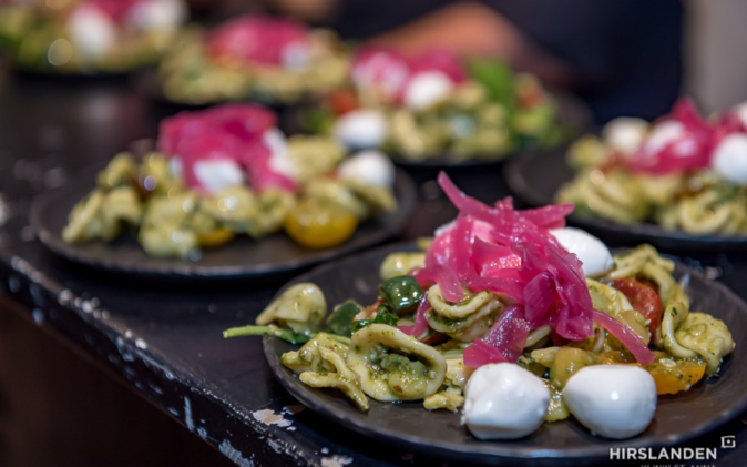 Mitarbeiterfest mit Vintage-Charme Teller mit Essen schön angerichtet.
