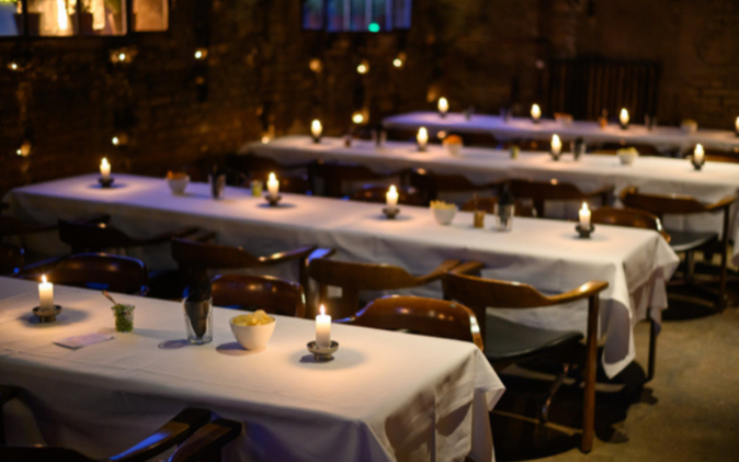 Weiss gedeckte Tische mit Kerzen