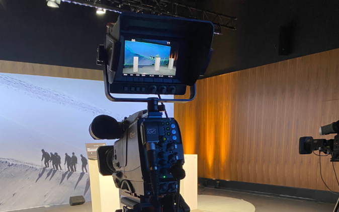 Digitale Mitarbeiterinformation Kamera mit Bildschirm mit Übertragung der digitalen Mitarbeiterinformation.