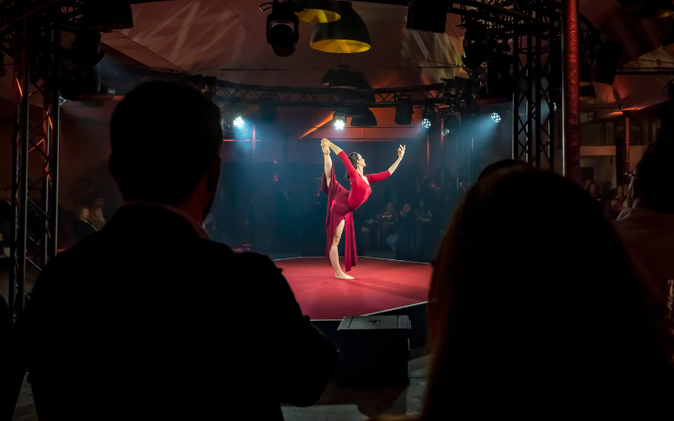 Der rote Faden wurde weitergespannen und nahm seinen Höhepunkt mit einer Balletttänzerin auf der Bühne wieder auf.