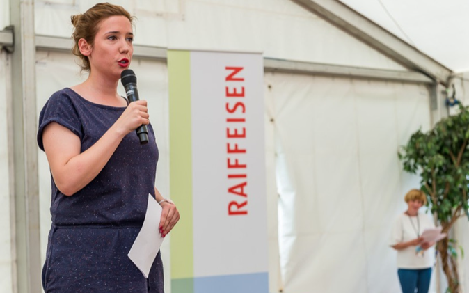 Jugendanlass der Raiffeisen Schweiz Moderatorin am Anlass "Auf der Suche nach dem Tageshelden" der Raiffeisen Schweiz.