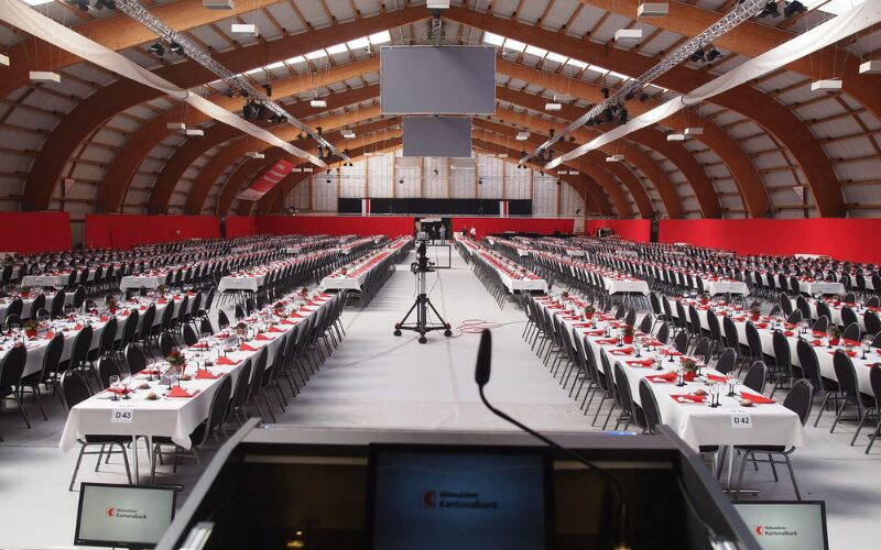 Die Tennishalle wurde in ein perfektes Versammlungslokal umgebaut.
