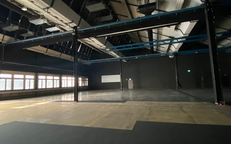 Fachmesse WirePro Expo Komax leere Halle, vorher