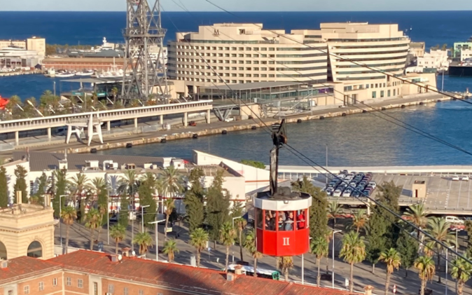 Mit der Bahn über den Hafen in Barcelona.