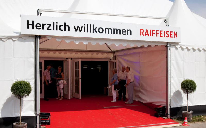 Generalversammlung und Delegiertenversammlungen der Raiffeisen schweizweit Eingangsbereich einer GV einer Raiffeisenbank.