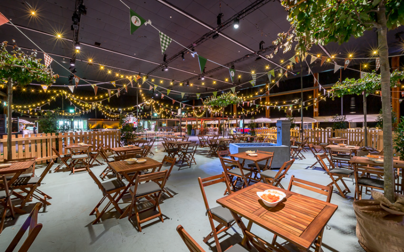 Eingerichtetes Dorffest in einer Halle. 