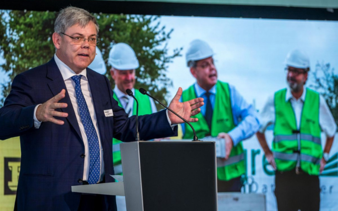 Redner bei Ansprache am Eröffnungsfest. 
