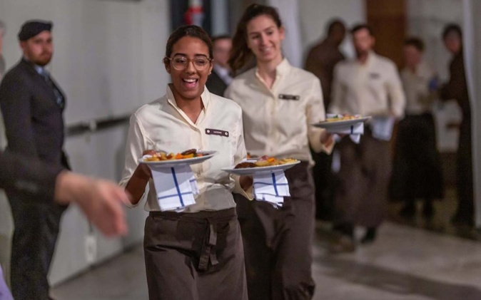 Generalversammlung Luzerner Kantonalbank Servicemitarbeitende beim Service im Anschluss an die GV der LUKB.