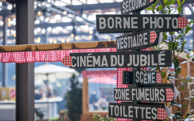 Jubiläum Fenaco Wegweiser Wegweiser am 30-Jahr-Jubiläum von Fenaco.