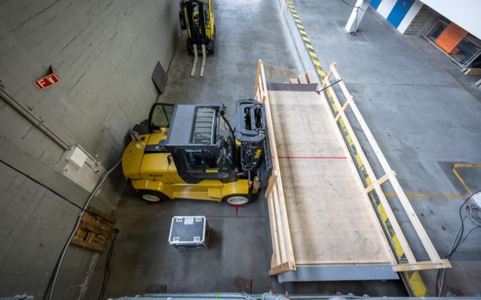 Fachmesse WirePro Expo Komax Arbeiten für das Einrichten der leeren Hallen, mit Hubstapler wird Rampe platziert