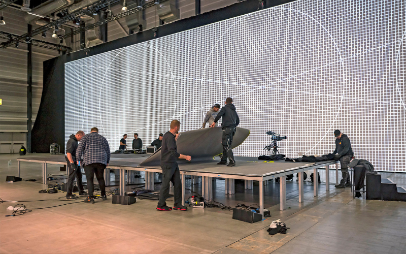 Innerhalb von zwei Tagen zwei Grossanlässe - damit dies reibungslos funktioniert, muss jeder Handgriff sitzen. Lesen Sie den spannenden Bericht zum Nachtumbau in der Messe Luzern.