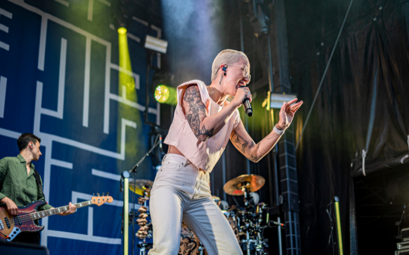 75-Jahr Jubiläum Stefanie Heinzmann auf der Bühne während des Konzerts