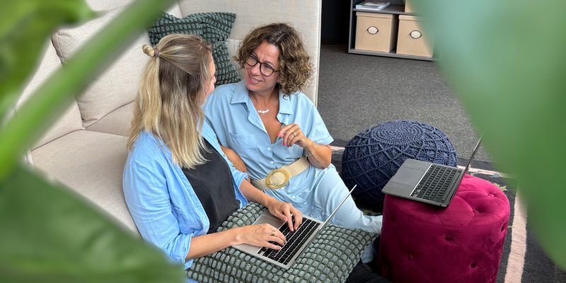 Mehr als ein Pitch. Zwei Mitarbeiterinnen von Furrer Events bei der Vorbereitung und Absprache für einen Pitch.