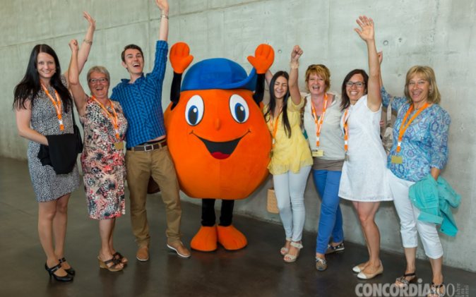 Mitarbeiterfeier zum 100-jährigen Jubiläum der Concordia Concordia-Team mit Maskottchen von Concordia.