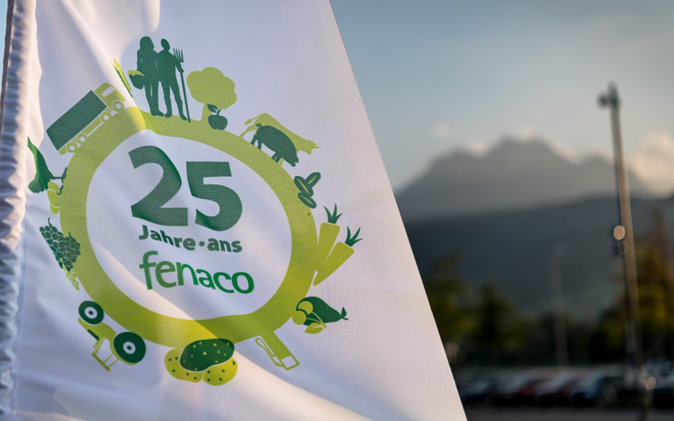 Fenaco-Fahne mit 25-Jahr Logo. 
