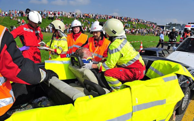 Öffentlicher Anlass der Gebäudeversicherung Luzern Personenrettung bei einem Verkehrsunfall.