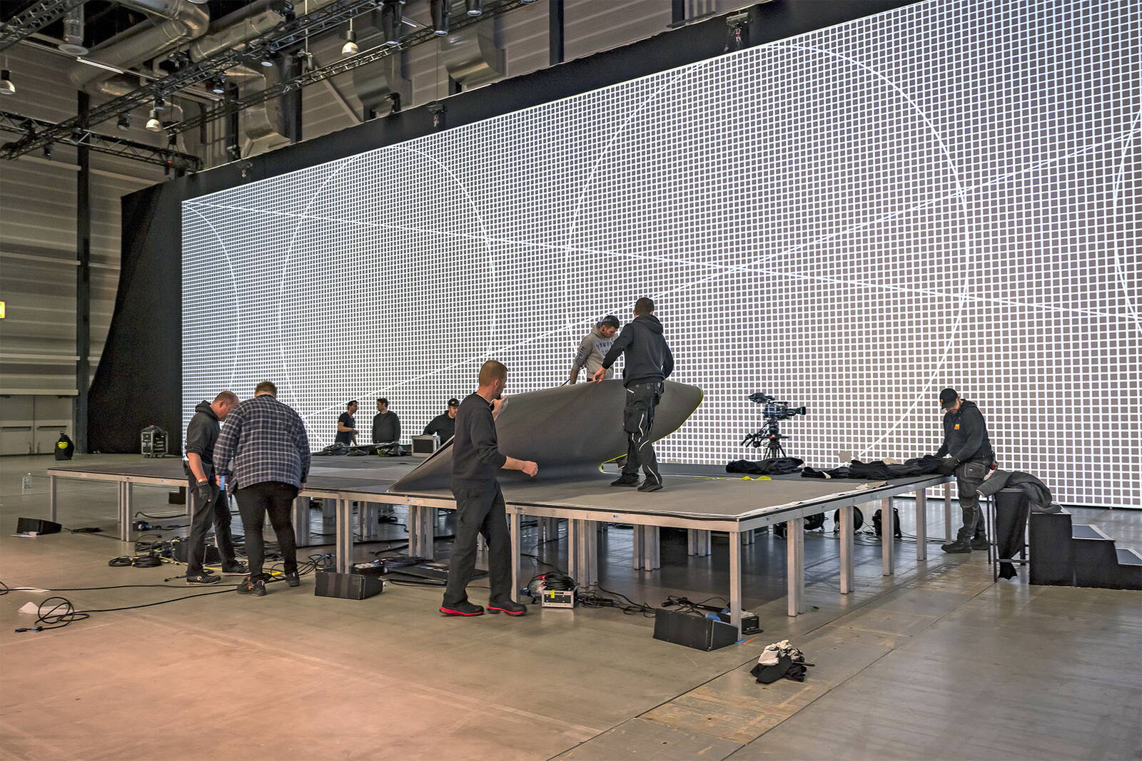 Zwei Grossanlässe innerhalb von zwei Tagen - dies erfordert viel Planung, Erfahrung und einen Nachtumbau. Arbeiter an der Umstellung der Bühne. 