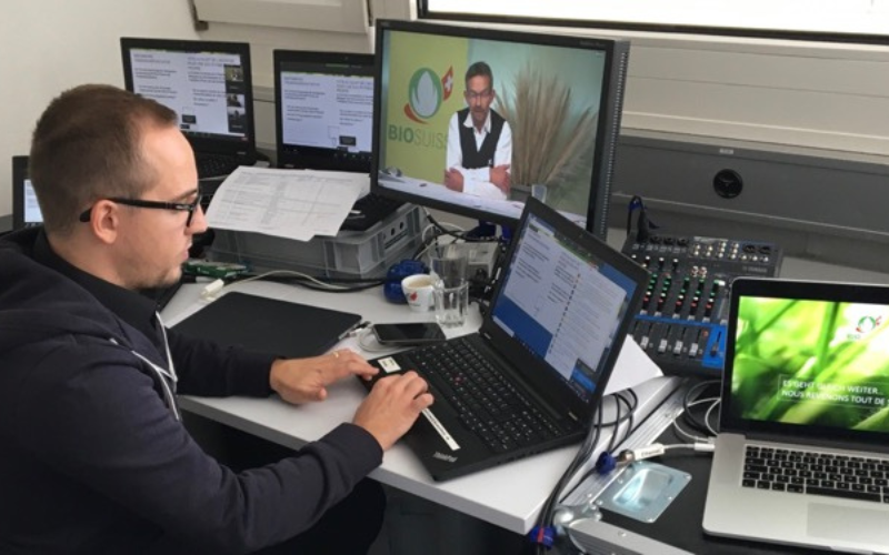 Digitale Delegiertenversammlung Bio Suisse Ein Techniker bei der Übertragung der virtuellen Delegiertenversammlung.
