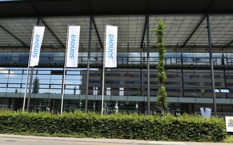 Die Messe Zürich von Aussen mit Fahnen von Sonova an der GV. 