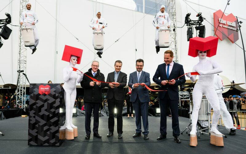Offizielle Banddurchtrennung an der Eröffnungsfeier des Shoppingcenters.