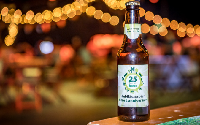 Jubiläumsbier auf einer Theke. 