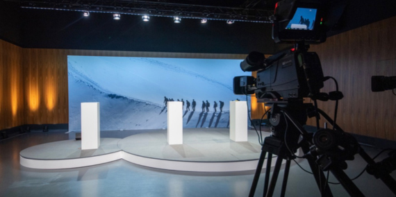 Bühne mit Rednerpult für die digitale Übertragung