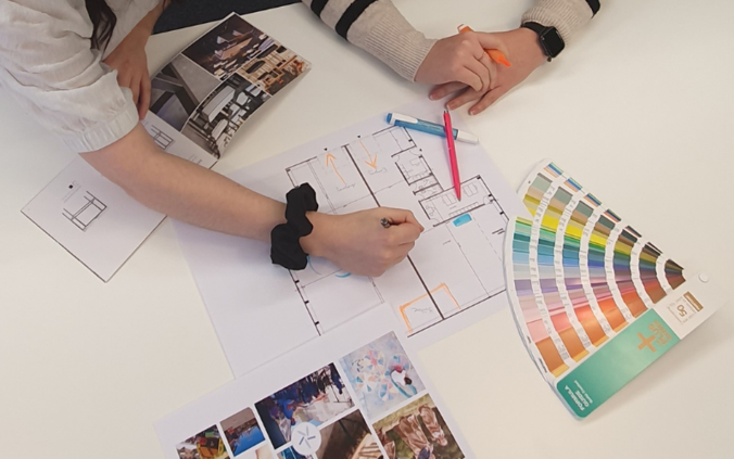 Eventplanung Pläne, Moodboards, Farbfächer, Layouts, Mac-Book und Schreibzeug werden bei der Eveantplanung bei Furrer Events benötigt.