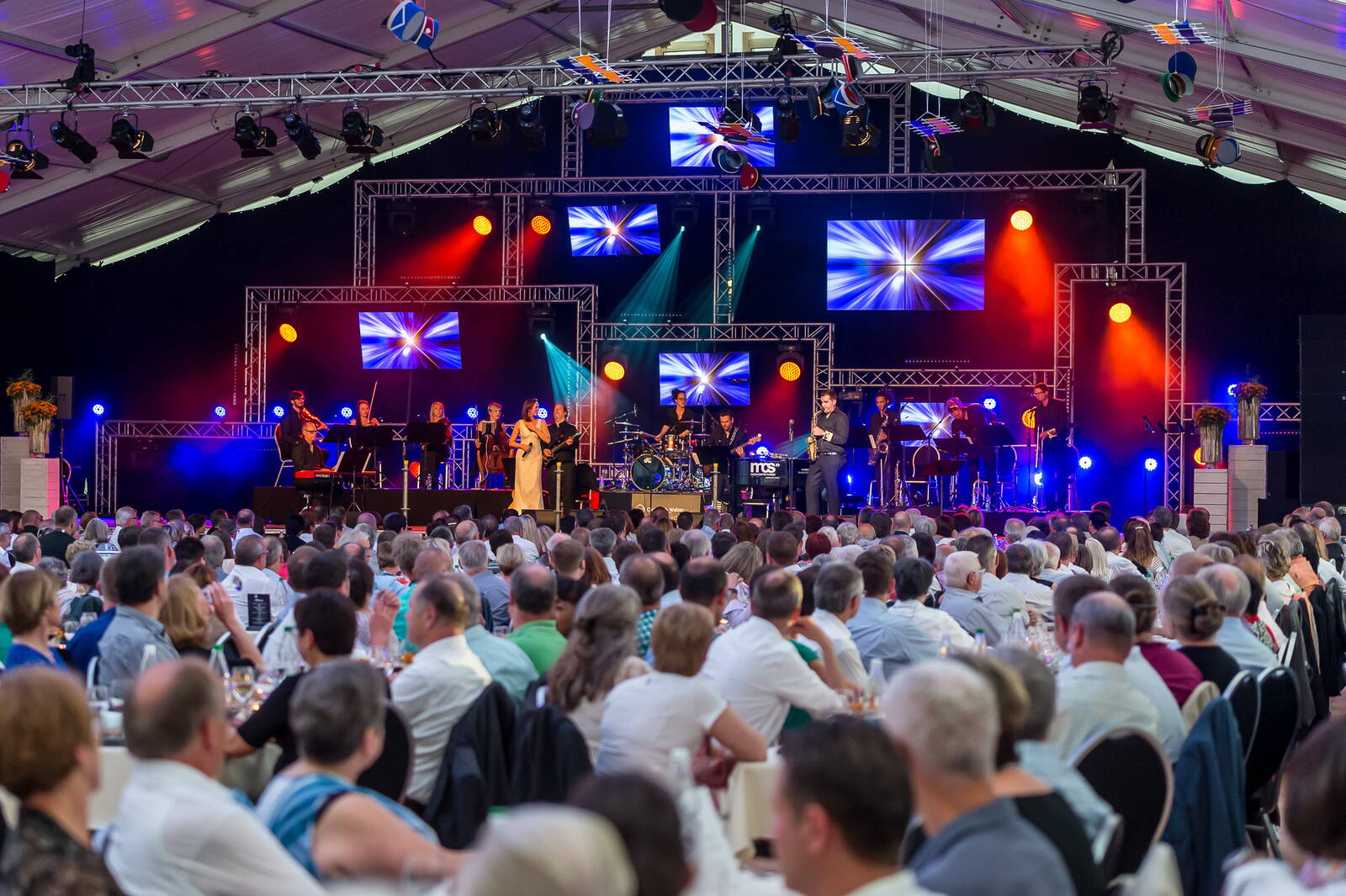 Im Rahmen ihres Hauptsponsorings am Luzerner Musikfest, lud die Bank über 800 Gäste nach Sempach ins grosse Festzelt ein.