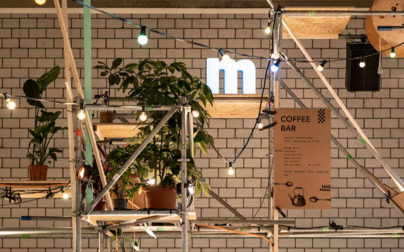 Fachmesse WirePro Expo Komax Coffee Bar in einer Halle