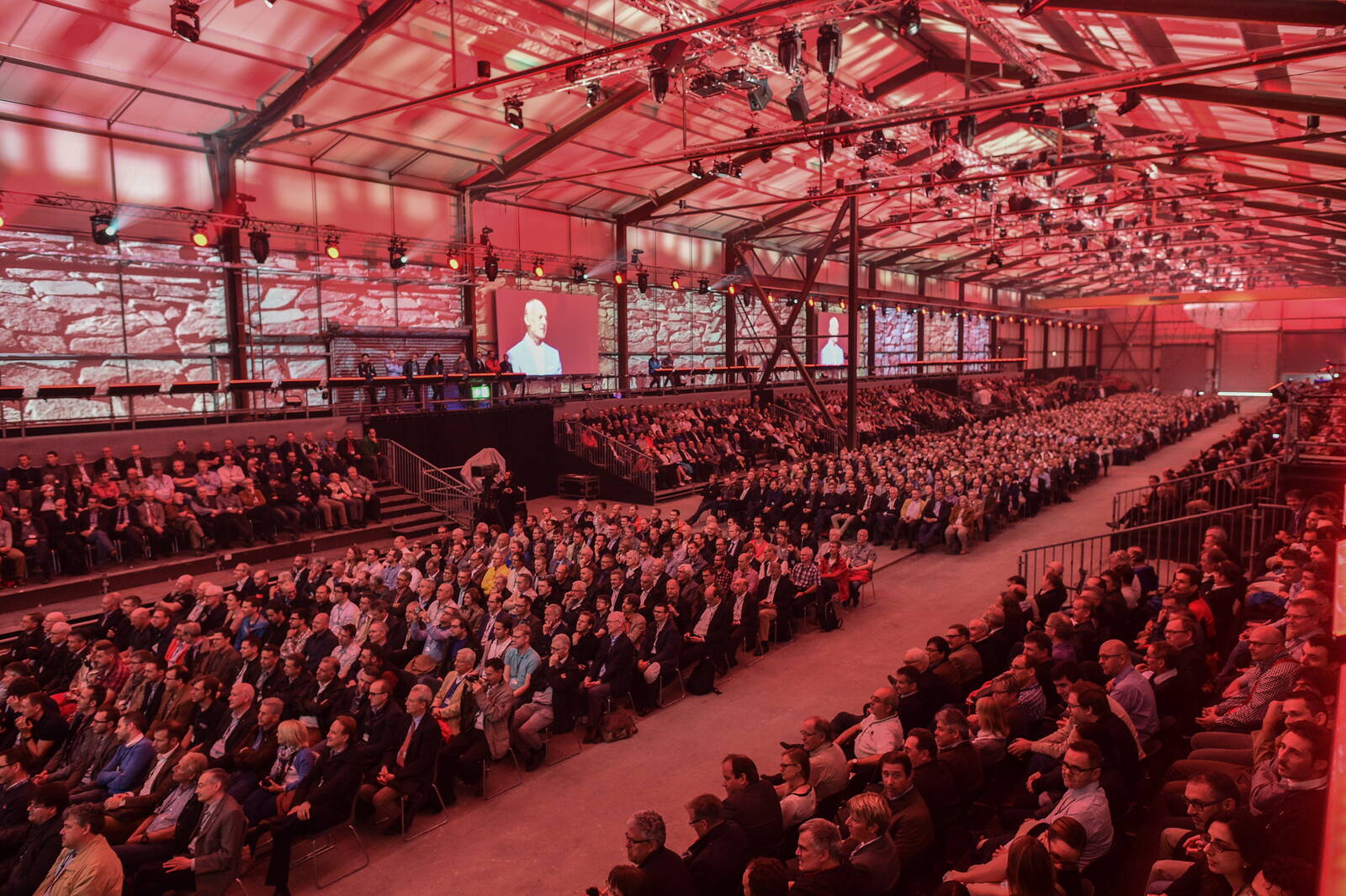 Eröffnungsfeierlichkeiten des längsten Eisenbahn-Tunnels der Welt.