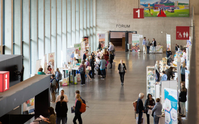 Fachtagung und Jahresversammlung Fachverband Mütter- und Väterberatung Besucher an den Ausstellungsständen