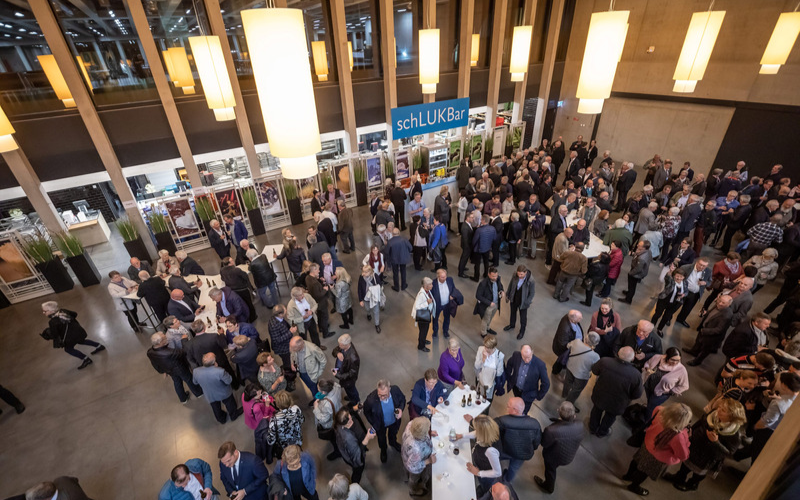 Generalversammlung Luzerner Kantonalbank Personen in der schLUKBar im Anschluss an die GV der LUKB.