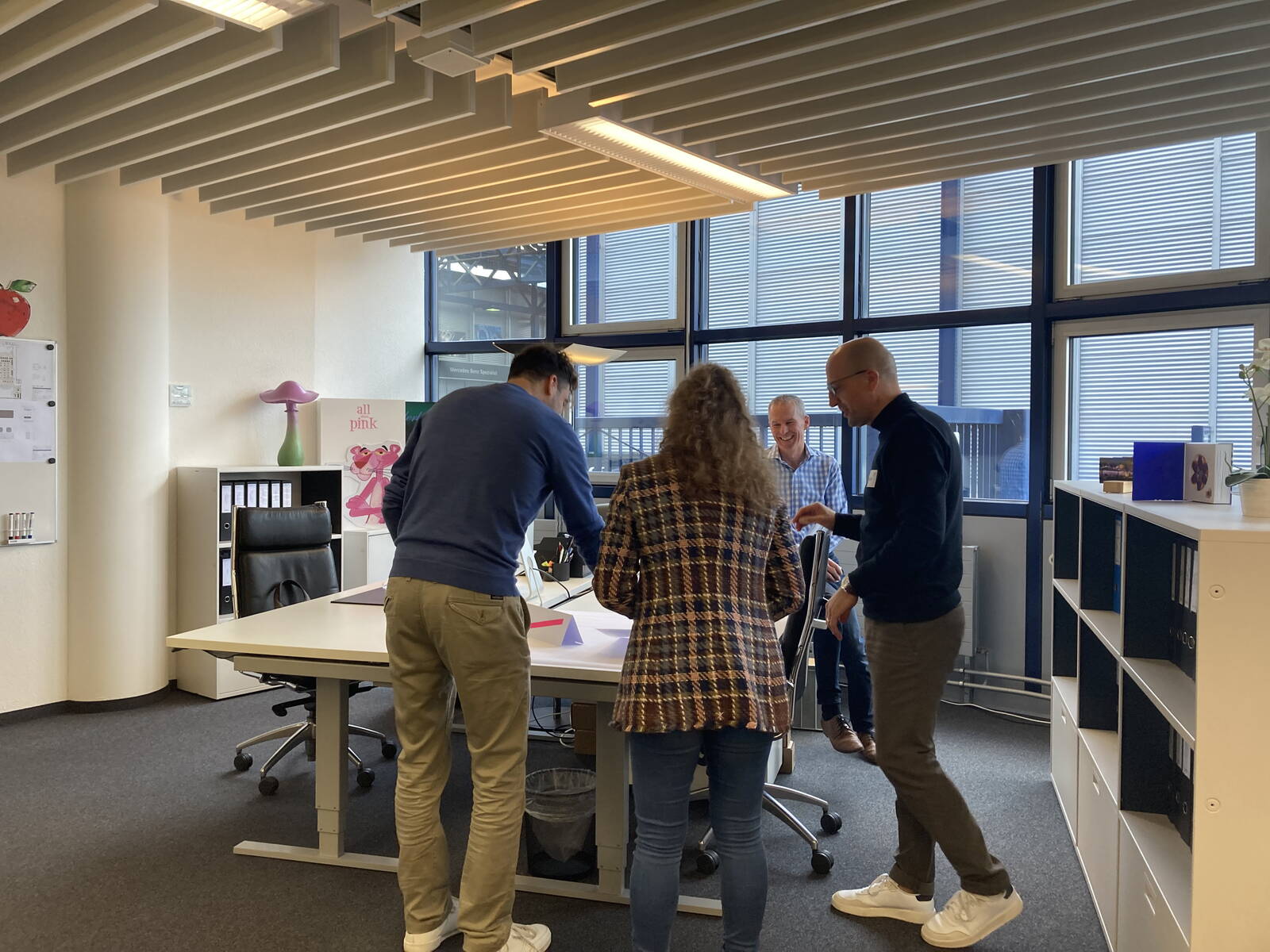 Personen in einem Büro der Furrer Events AG