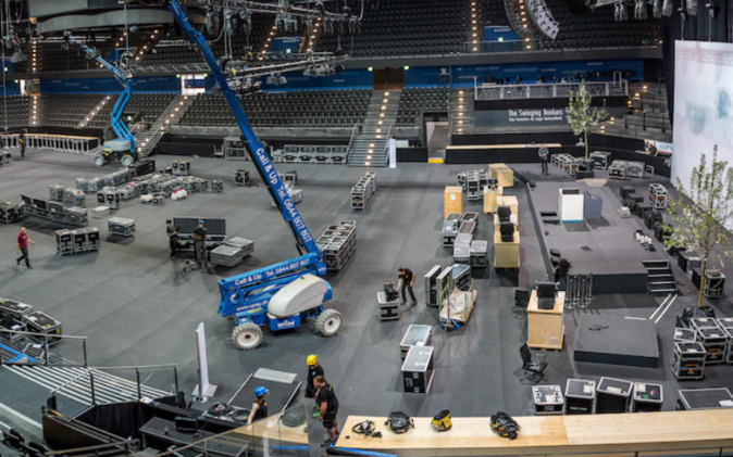 Bossard Arena in Zug wird für die GV der Zuger Kantonalbank eingerichtet. Bild vom Aufbau. 