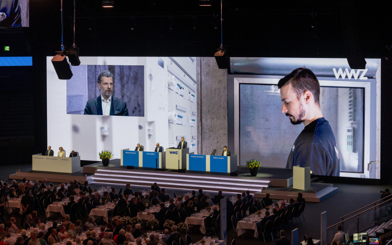 Generalversammlung Luzerner Kantonalbank Grosse Leinwand mit Podium und Gästen an der GV der LUKB