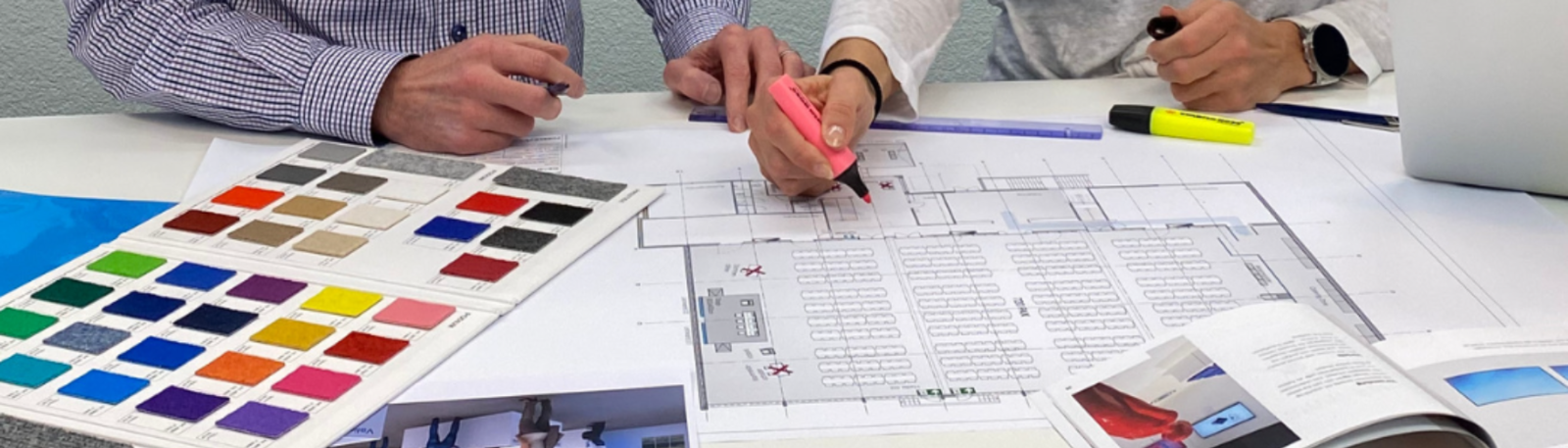 Eventplanung Pläne, Farben, Layouts, Mac-Book und Schreibzeug werden bei der Eveantplanung bei Furrer Events benötigt.