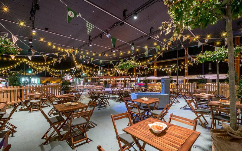 Ein Dorffest in der Halle. 