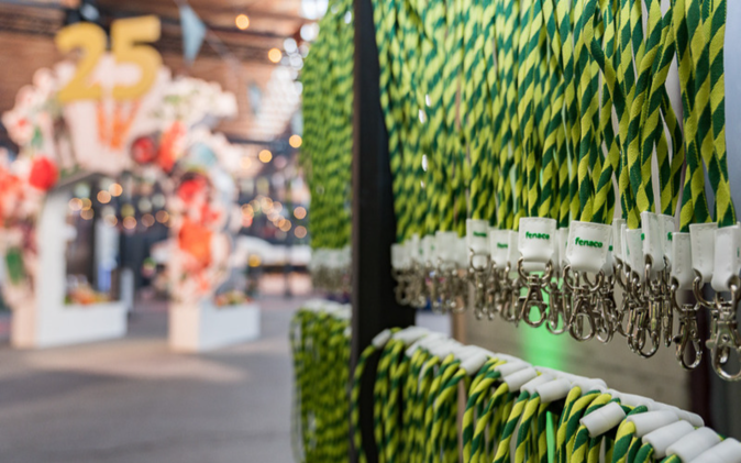 Fenaco-Lanyards aufgehängt. 