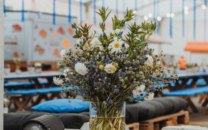 Mitarbeiteranlass zum 100 Jahre Jubiläum  Frischer Wiesenblumenstrauss als Tischdekoration