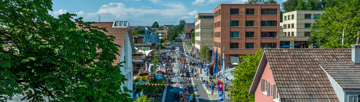 Eröffnungsfeier in Hünenberg Drohnenaufnahme der Chamerstrasse mit lange Tavolata und geschmückte Strasse