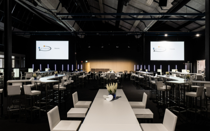 nachher - eingerichtete Eventlocation mit Barelementen und Tischen und Stühlen