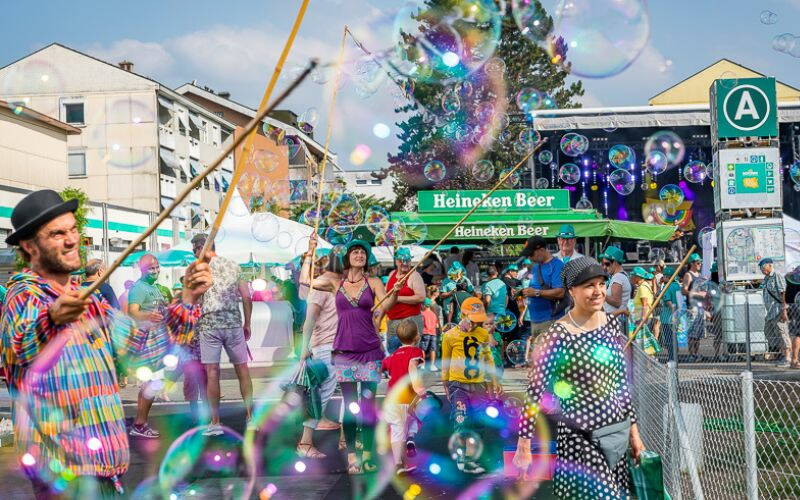Strassenkünstler und Bar am Strassenfestival in Langenthal. 